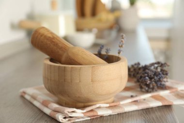 Mutfaktaki ahşap masa üzerinde lavantalı havan topu, yakın plan.