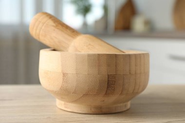 Havan topu ve tokmak mutfaktaki ahşap masa, yakın çekim