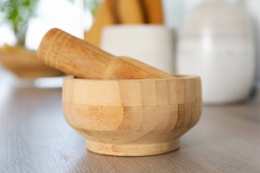 Havan topu ve tokmak mutfaktaki ahşap masa, yakın çekim