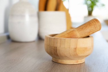 Havan topu ve tokmak mutfak ahşap masa, yakın çekim. Metin için boşluk