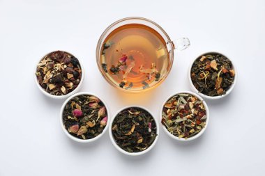 Lezzetli bitkisel çay ve beyaz arka planda farklı biralar.