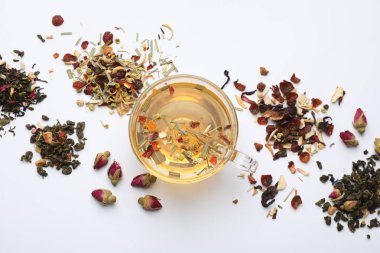 Lezzetli bitkisel çay ve beyaz arka planda farklı biralar.