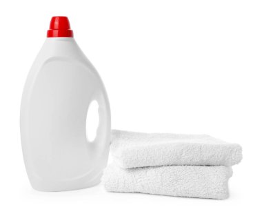 Bir şişe yumuşatıcı ve beyaz üzerine izole edilmiş temiz havlular.