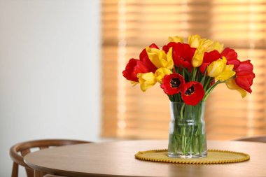 İçerideki ahşap masada vazodaki güzel laleler. Metin için boşluk