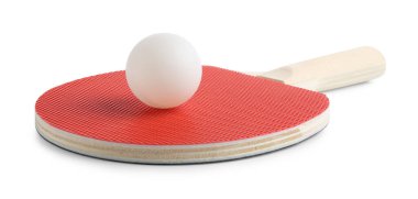 Ping pong raketi ve topu beyaza izole edilmiş.