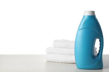 Bir şişe yumuşatıcı ve beyaz üzerine izole edilmiş havlular.