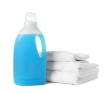 Bir şişe yumuşatıcı ve beyaz üzerine izole edilmiş havlular.