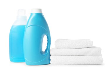 Beyaz üzerine izole edilmiş kumaş yumuşatıcı ve havlular.