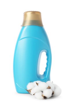 Bir şişe yumuşatıcı ve beyaz üzerine izole edilmiş pamuk çiçeği.