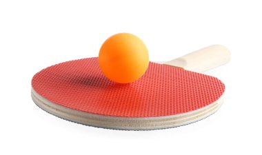 Ping pong raketi ve topu beyaza izole edilmiş.
