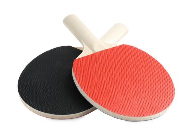 Beyaz üzerine izole edilmiş iki ping pong raketi.