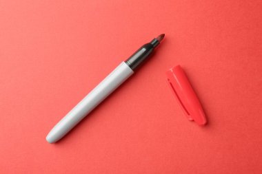 Kırmızı arkaplanda bir renk işareti, üst görünüm