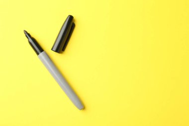 Sarı arka planda bir siyah işaret, üst manzara. Metin için boşluk