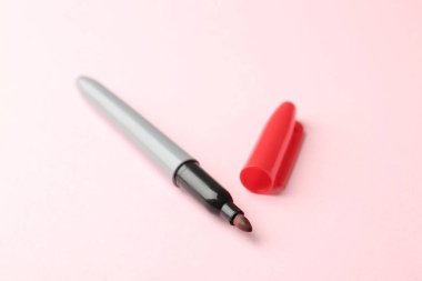 Açık pembe arkaplanda bir kırmızı işaret