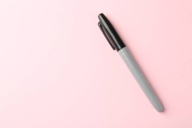 Açık pembe arka planda bir siyah işaret, üst manzara. Metin için boşluk