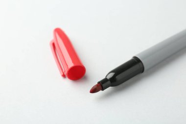 Işık arkaplanda bir kırmızı işaret, yakın plan