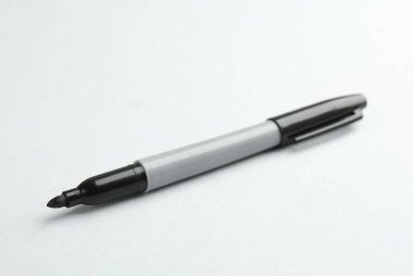 Açık arkaplanda bir siyah işaret. Metin için boşluk