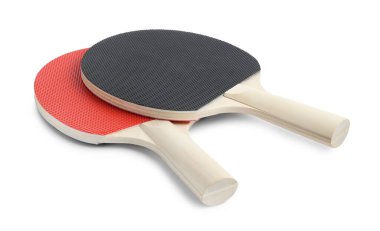 Beyaz üzerine izole edilmiş iki ping pong raketi.
