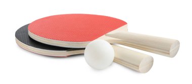 Ping pong raketleri ve topu beyaza izole edilmiş.
