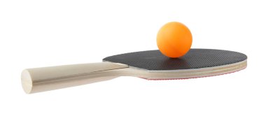 Ping pong raketi ve topu beyaza izole edilmiş.