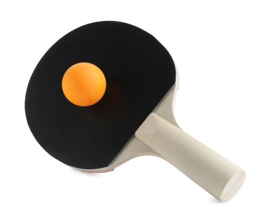 Ping pong raketi ve topu beyaza izole edilmiş.