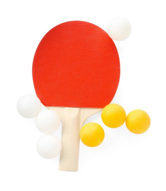 Masa tenisi raketi ve toplar beyaz, üst görünümde izole