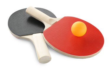 Ping pong raketleri ve topu beyaza izole edilmiş.