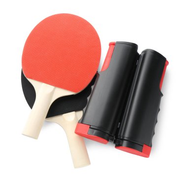 Masa tenisi raketleri ve ağ beyaz, üst görünümde izole