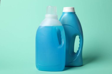 Turkuaz arka planda yumuşatıcı şişeler