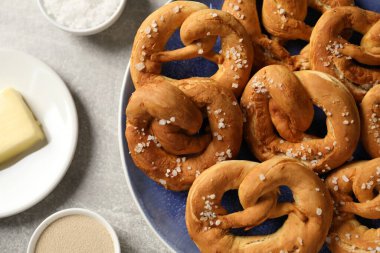 Lezzetli krakerler ve malzemeler gri masada, düz yerde.