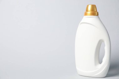 Açık gri arkaplanda bir şişe yumuşatıcı, metin için boşluk