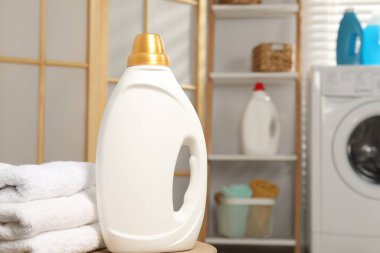 İçerideki masada yumuşatıcı ve havlu şişesi, metin için yer var.