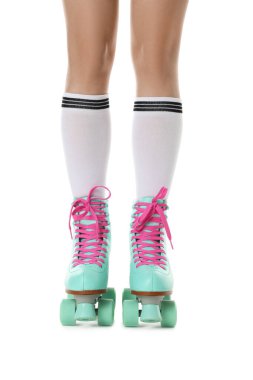 Beyaz arka planda patenli kadın, yakın plan.