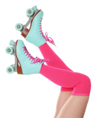 Beyaz arka planda patenli kadın, yakın plan.