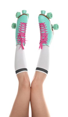 Beyaz arka planda patenli kadın, yakın plan.