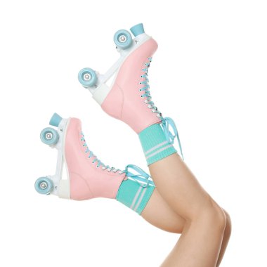 Beyaz arka planda patenli kadın, yakın plan.