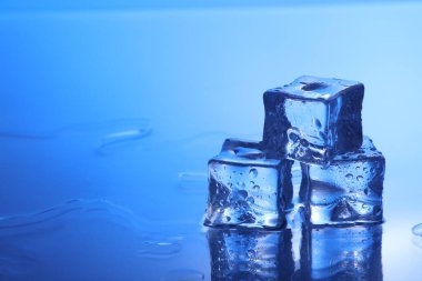 Açık mavi arkaplanda açık buz küpleri, metin için boşluk