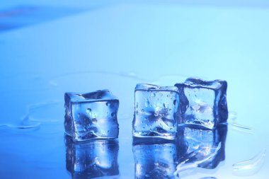 Açık mavi arkaplanda açık buz küpleri, yakın plan