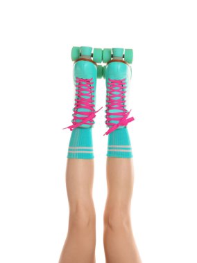 Beyaz arka planda patenli kadın, yakın plan.