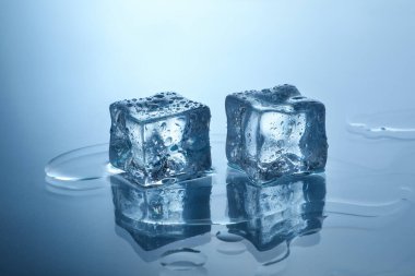 Ayna yüzeyinde berrak buz küpleri