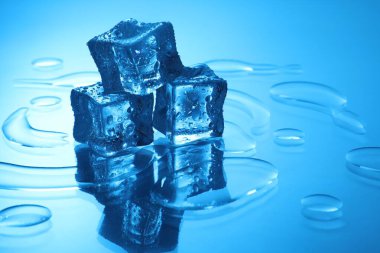 Açık mavi arkaplanda açık buz küpleri, metin için boşluk