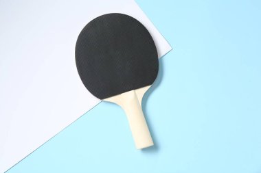Renkli arka planda bir ping pong raketi, üst görünüm