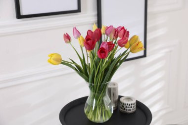 İçerideki masada güzel laleler ve dekorlar.