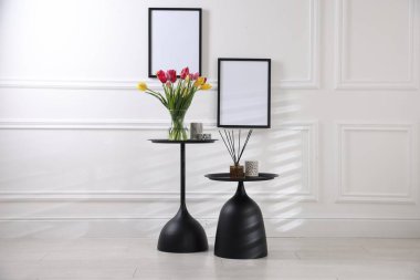 İçerideki masalarda bir buket güzel lale ve dekor.