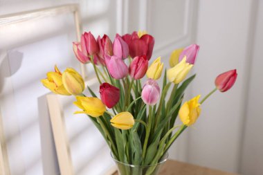 İçerideki masada güzel laleler, yakın plan.