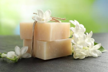 Siyah masada sabun ve yasemin çiçekleri bulanık arka planda, yakın planda