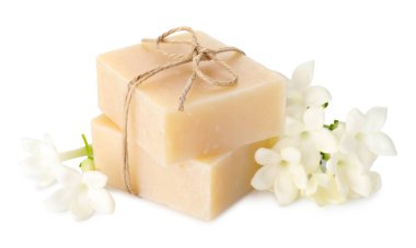 Sabun külçeleri ve yasemin çiçekleri beyaza izole edilmiş.