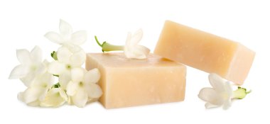 Sabun külçeleri ve yasemin çiçekleri beyaza izole edilmiş.