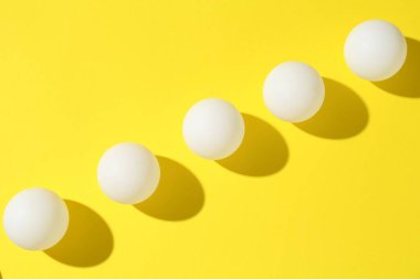 Sarı zemin üzerinde pinpon topları, düz yatıyordu.