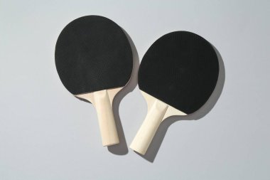 Ping pong raketleri açık arkaplanda, üst görünümde